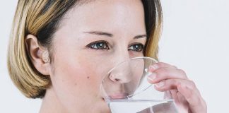 Beber agua durante el día es saludable, conoce más